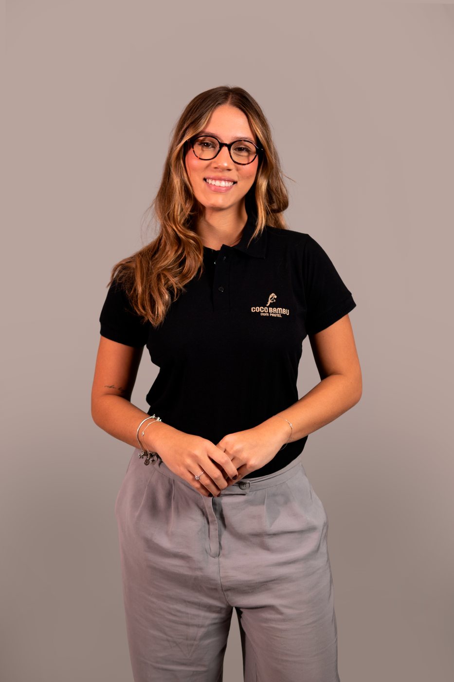 Polo preta bordada, produzida para o Coco Bambu