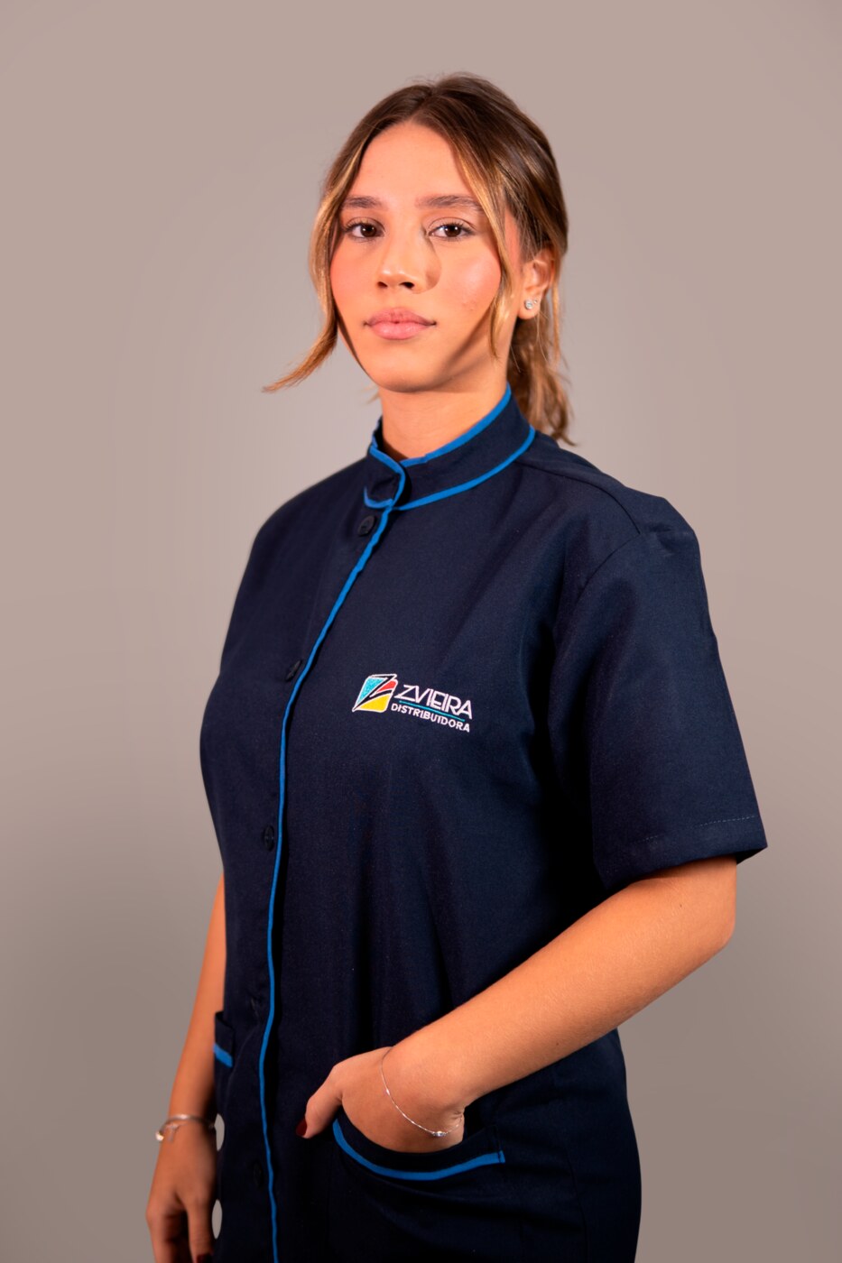 Zvieira Distribuidora: camisa social azul-marinho