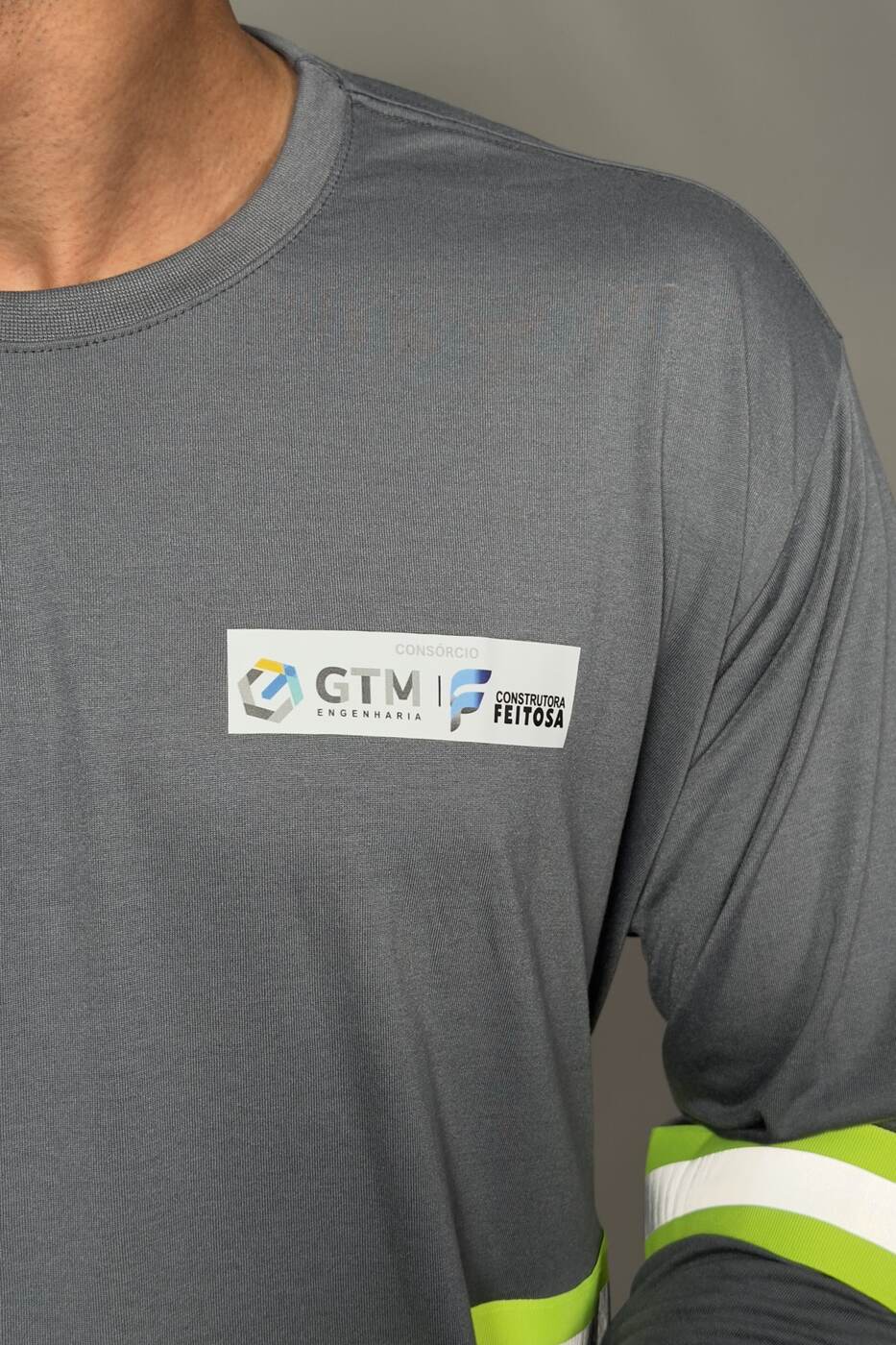 Consórcio GTM Engenharia/Construtora Feitosa: camiseta com faixa refletiva