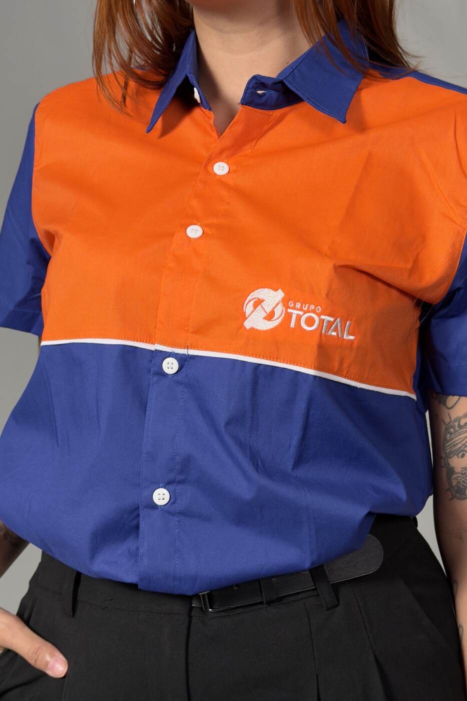 Grupo Total: camisa laranja e azul-marinho
