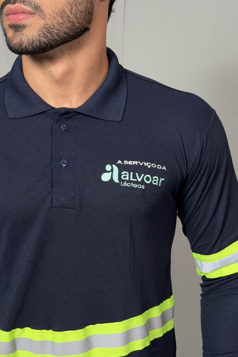 Alvoar Lácteos: polo azul-marinho com faixa refletiva