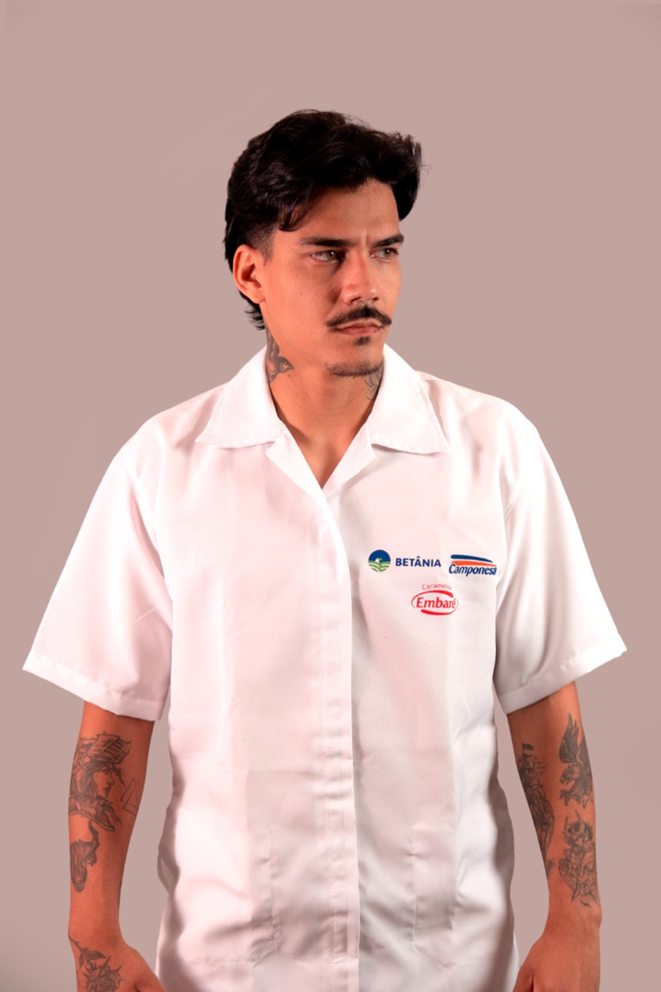 Camisa social branca com os logos Betânia, Camponesa e Embaré