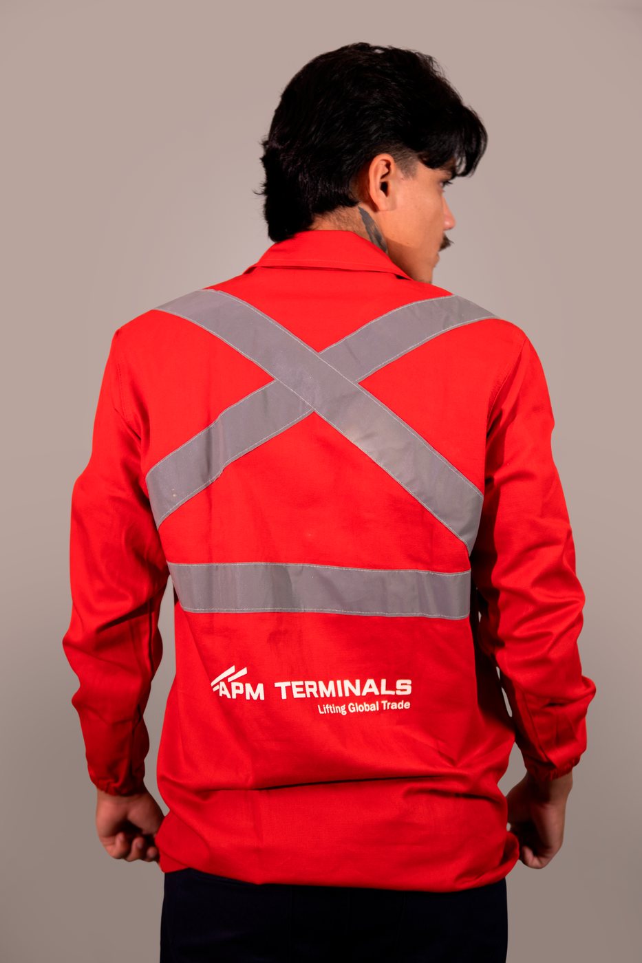 Macacão hi-vis vermelho com faixa refletiva, produzido para a APM Terminals