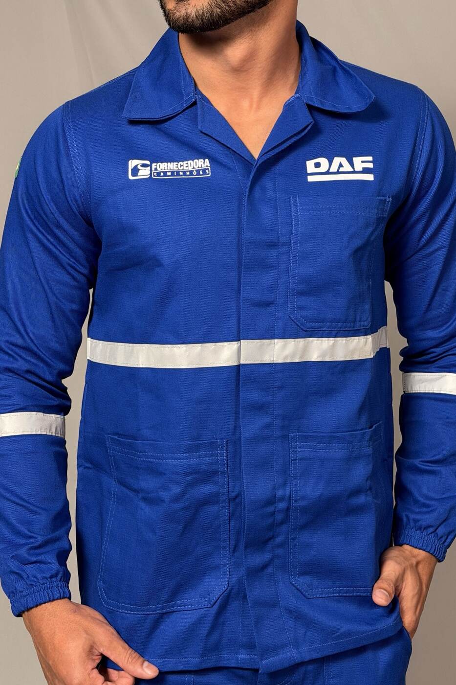 Fornecedora Caminhões: macacão azul com faixa refletiva