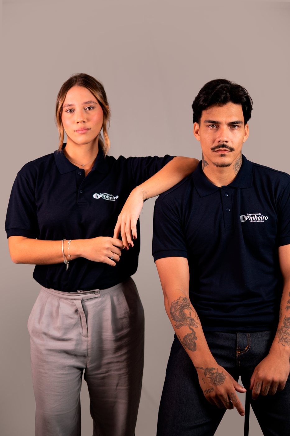 Par de uniformes produzidos para o Supermercado Pinheiro